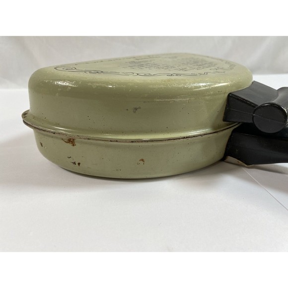 Vintage Mirro Green Folding Omelet Maker Pan With Recipes On Each Side - Picture 2 of 10